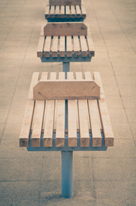 一张空空的老式旧木制长椅