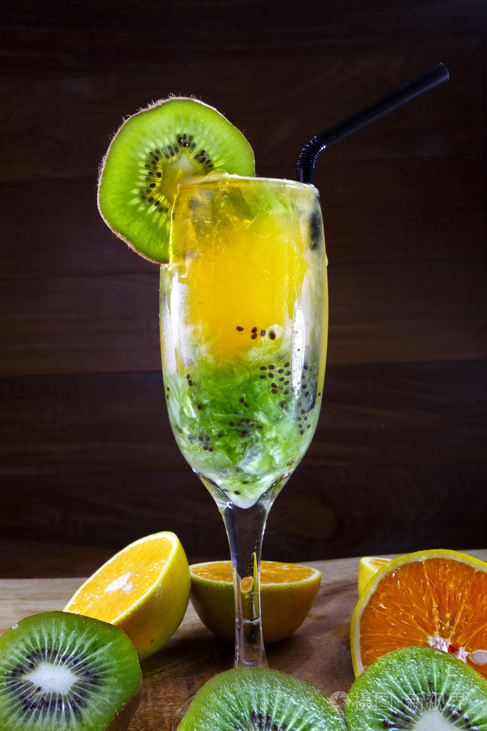 猕猴桃与橙色水果鸡尾酒