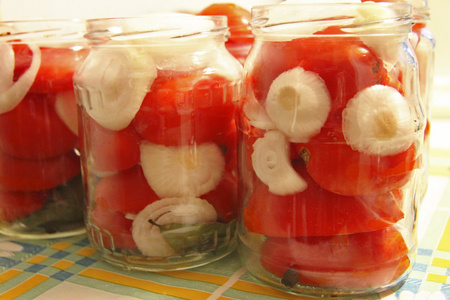 可口的西红柿和洋葱罐头在玻璃罐
