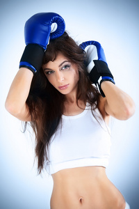 一个年轻女子拳击手