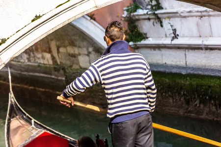 威尼斯船夫撑船在意大利威尼斯贡多拉