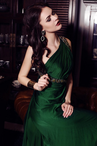 优雅的绿色礼服，在豪华的内部构成的美丽女子