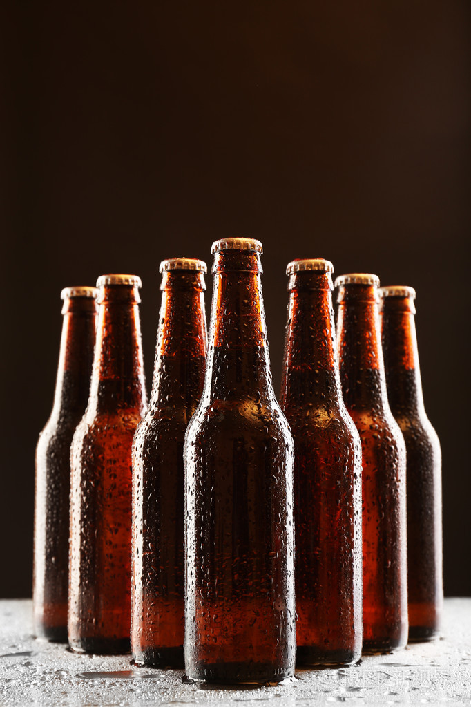 玻璃瓶啤酒在深色背景上照片-正版商用图片1ii9i6-摄图新视界