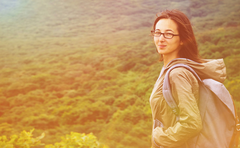 站在山的徒步旅行者女人