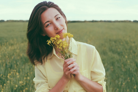 黄色的花朵花束的女人