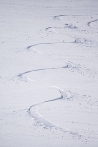 轨道上一座山边坡，在深雪中随心所欲