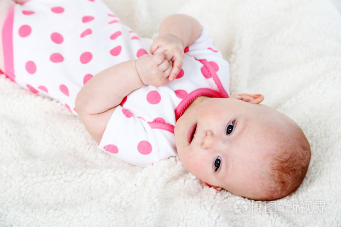 可爱的小宝贝女孩,在白色的格子背景