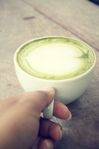 饮用绿茶和牛奶