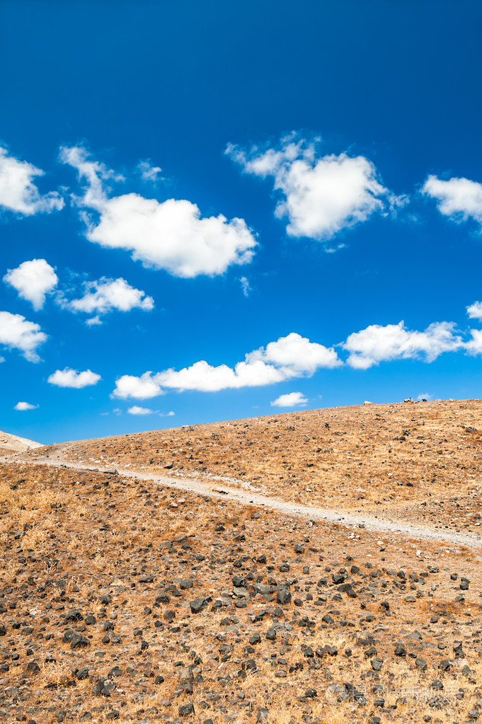 沙漠土地和蓝天