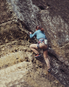 女人在岩石攀爬