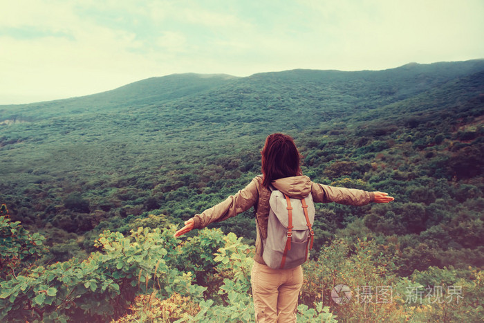 女人站在山顶孤独图片图片