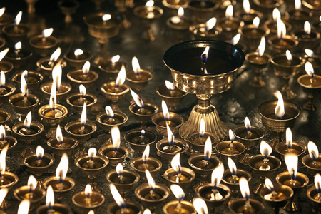 在佛教寺院中燃烧的蜡烛