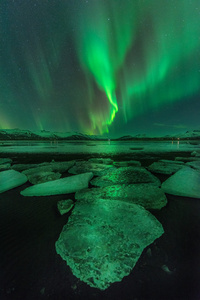 美丽的绿色极光在 Jokulsarlon 泻湖，冰岛
