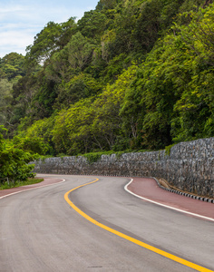 公路线与石墙