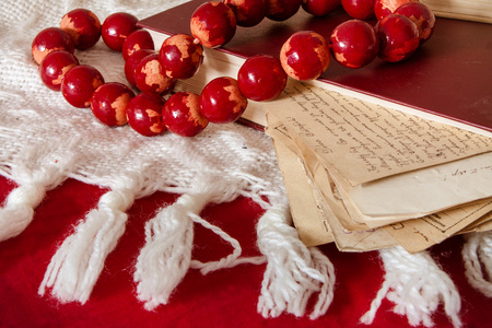 旧信，书和木梁上织物背景