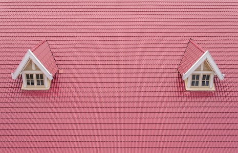 红砖，与白色的窗户的房子的屋顶