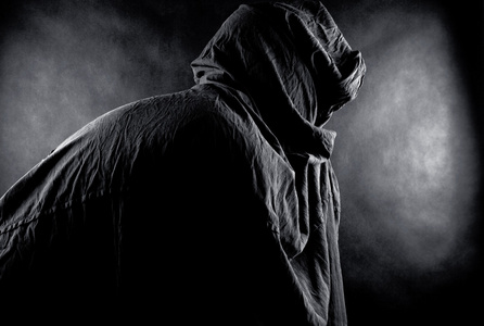 在黑暗中鬼红黑烟黑暗中幽灵般的身影在黑暗中戴着长帽子的鬼影黑暗中