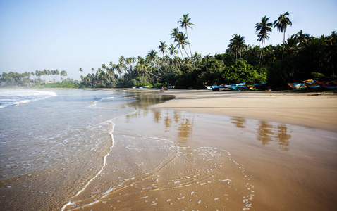 在斯里兰卡与渔船未触动过热带海滩