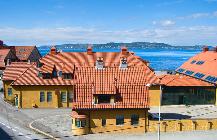 黄色的房子与瓦屋顶在卑尔根挪威