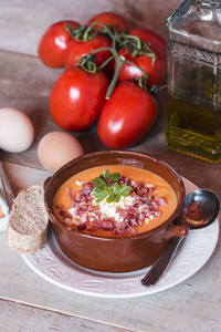 在一个碗里，西班牙食品番茄番茄冷汤汤