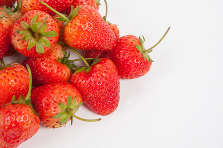 白色纸张背景上的草莓