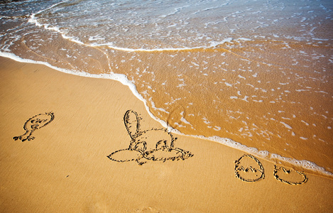 复活节兔子和鸡蛋热带海滩上沙子被卷入