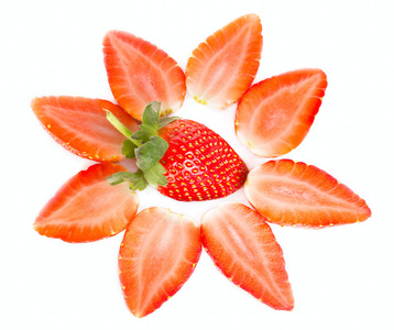 白色背景上鲜甜美味草莓