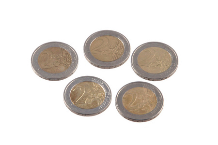 在普通的白色背景上的欧元硬币