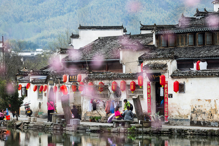 中国老式居住在湖畔