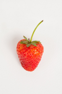 白色纸张背景上的草莓