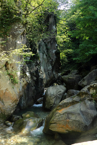 堵塞的大圆石。Mamedovo 峡谷，Lazarevskoye 俄罗斯