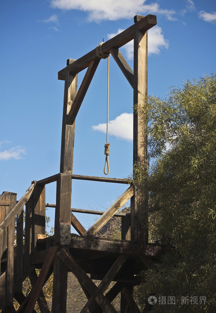 通过开着的窗户的刽子手的绞索