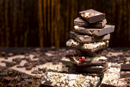 堆栈的巧克力在一个木制的背景