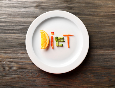 词的饮食由蔬菜切片在板上木桌前，顶视图