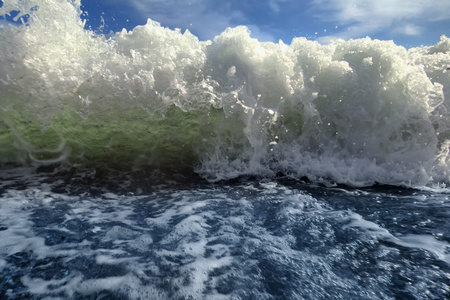 附近的冲浪泡沫海滩海浪