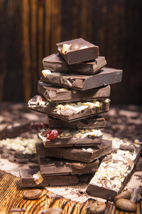 堆栈的巧克力在一个木制的背景