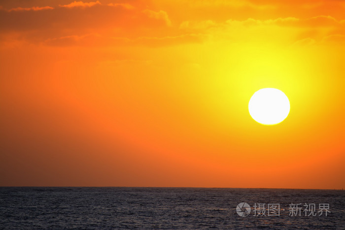 明亮的太阳,在日落时海