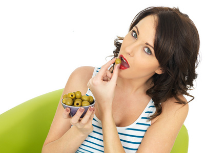年轻女人吃青橄榄