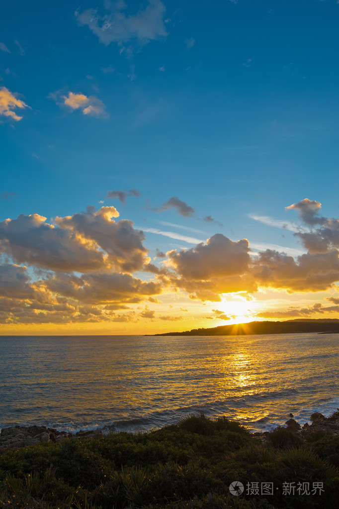 七彩的晚霞,由海岸线
