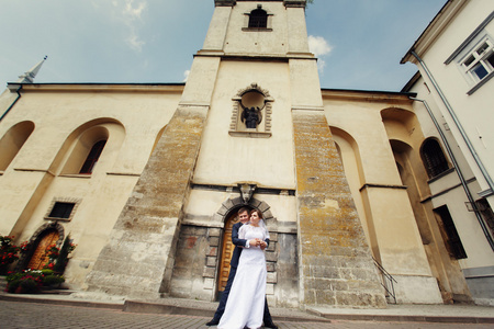 对夫妇走在旧镇利沃夫，大教堂附近