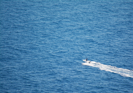 摩托艇在撒丁岛