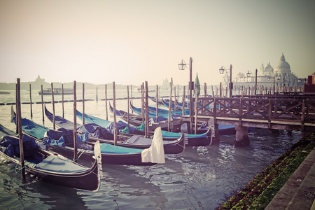 吊船停泊在威尼斯，意大利