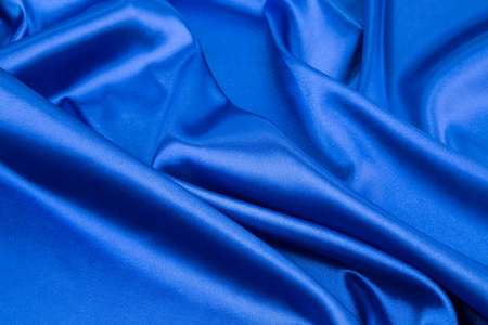 蓝色的丝绸窗帘关闭