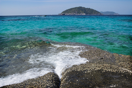 容易的冲浪冲沿海石头