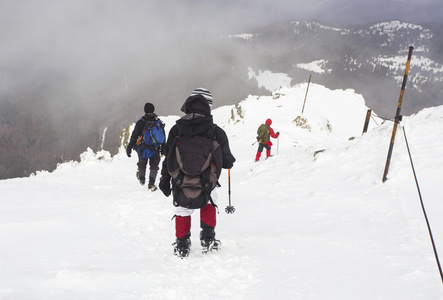 游客在一座山