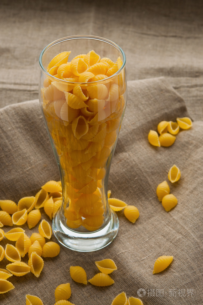 在玻璃上粗麻布亚麻织物布背景艺术静物壳通心粉面条