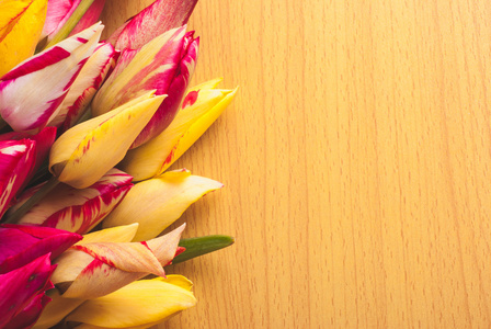 多彩 tulipes 木制背景