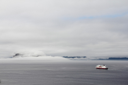 船在雾峡湾
