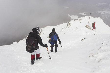 游客在一座山