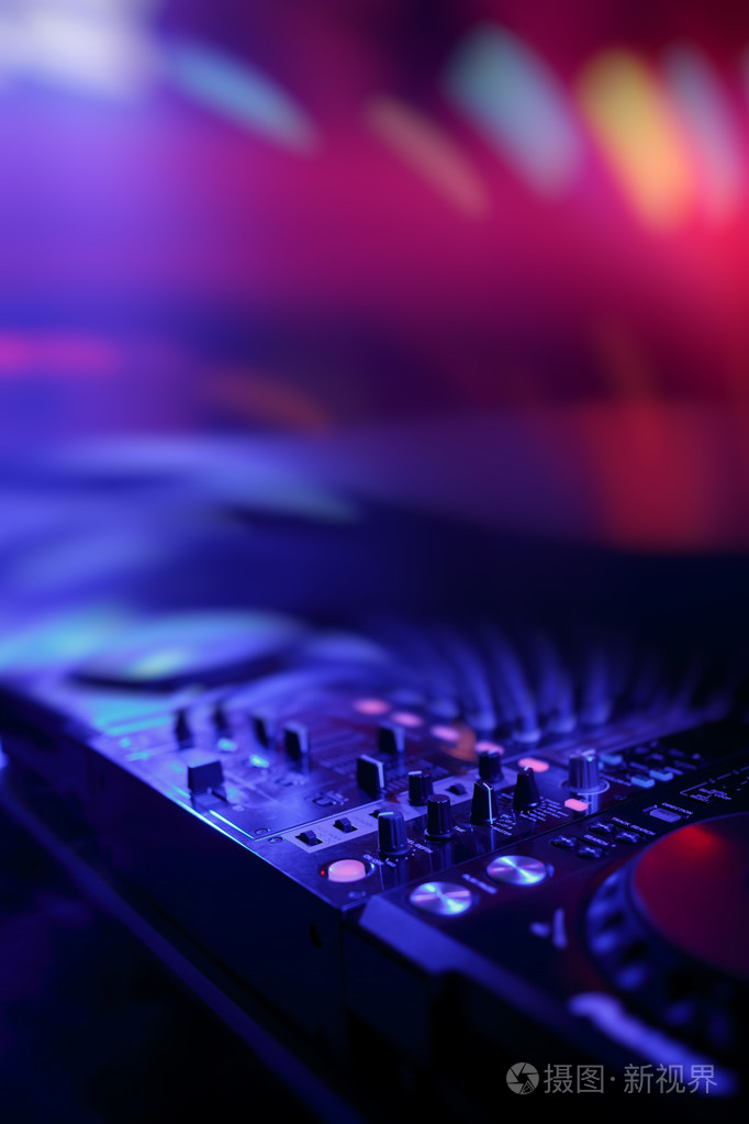 dj 混音器与光彩色的聚光灯迪斯科舞厅